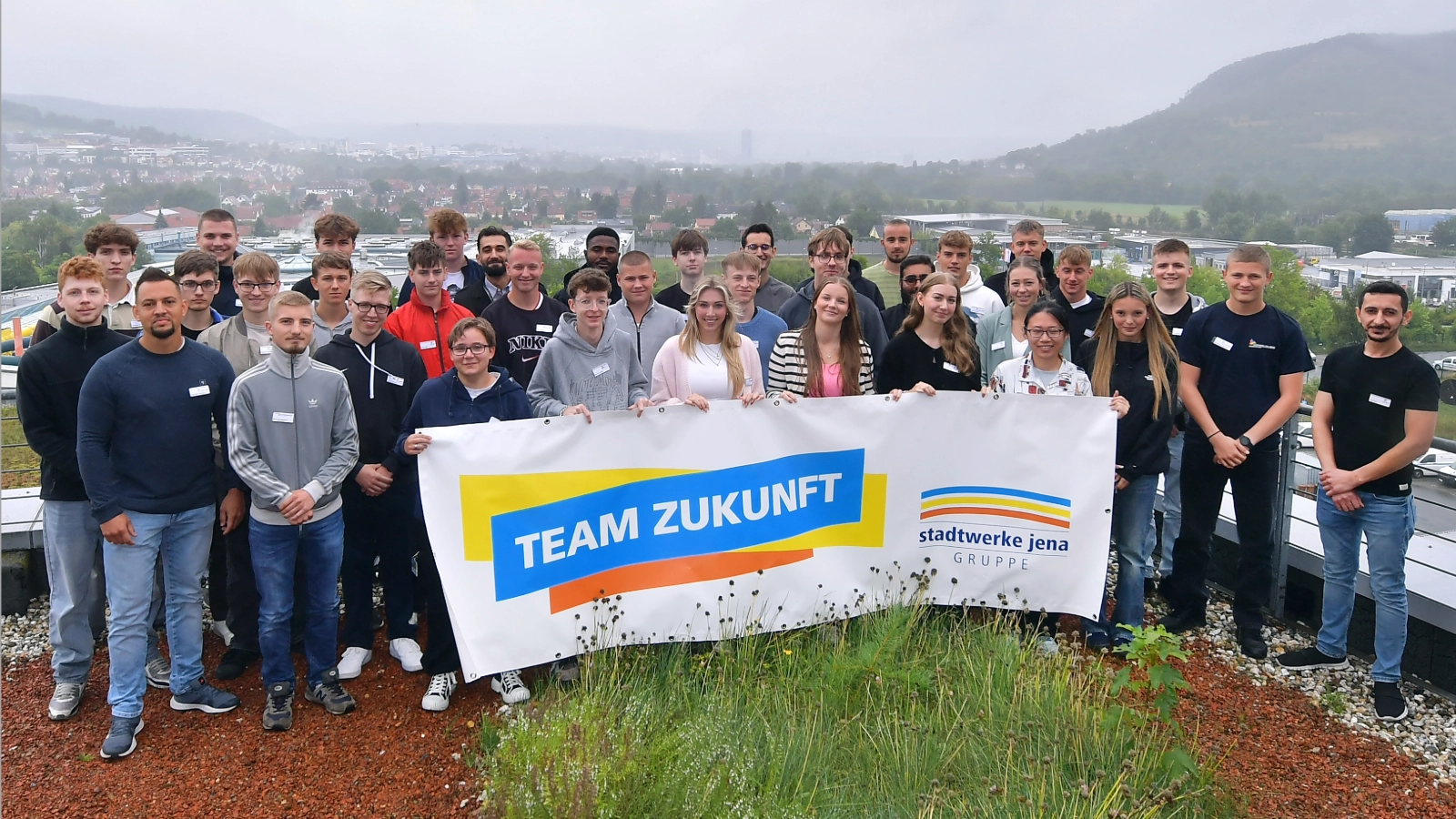 39 neue Auszubildende und dual Studierende bei der Stadtwerke Jena Gruppe. 39 neue Auszubildende und dual Studierende bei der Stadtwerke Jena Gruppe.
