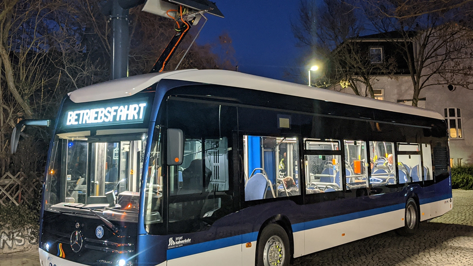 ein Elektrobus des Jenaer Nahverkehr parkt nachts am Westbahnhof in Jena