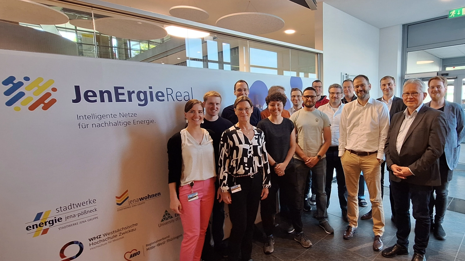 Kern unseres Reallabors der Energiewende ist der Aufbau eines virtuellen Kraftwerks. Gemeinsam arbeiten Stadtwerke Energie, Stadtwerke Jena Netze, jenawohnen und Westsächsische Hochschule Zwickau daran, die dafür nötige digitale Plattform zu gestalten. Kern unseres Reallabors der Energiewende ist der Aufbau eines virtuellen Kraftwerks. Gemeinsam arbeiten Stadtwerke Energie, Stadtwerke Jena Netze, jenawohnen und Westsächsische Hochschule Zwickau daran, die dafür nötige digitale Plattform zu gestalten.