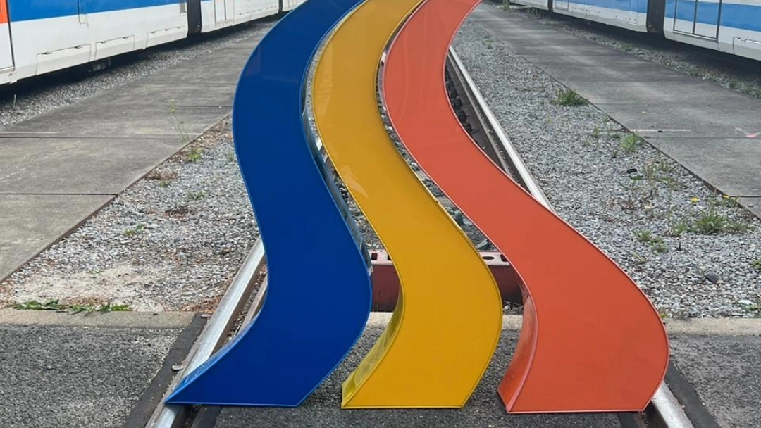 Zur Versteigerung kommen das frühere Leuchtlogo des Verkehrsunternehmens, bestehend aus der „Welle“ in den für die Unternehmen der Stadtwerke Jena Gruppe typischen Farben Blau, Gelb und Orange sowie die Buchstaben „j“ und „n“.  