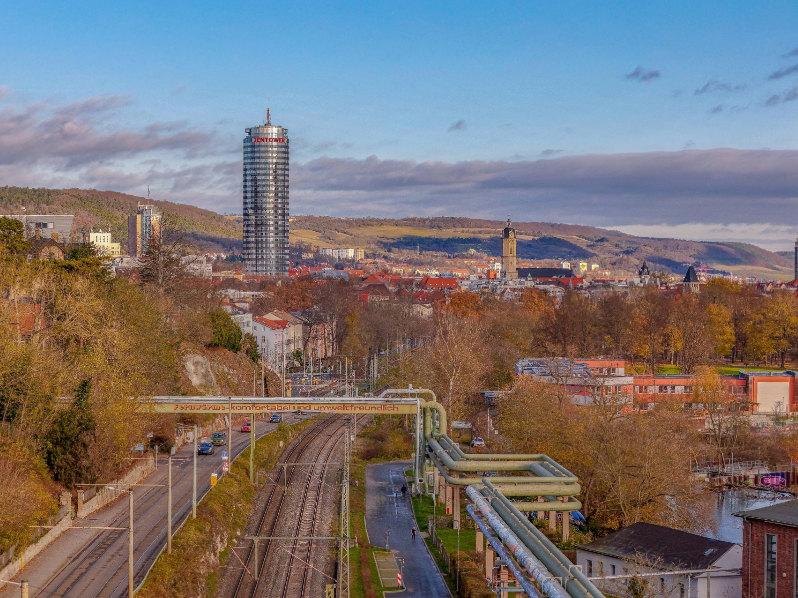 Dampfnetzrohre über der Kahlaischen Straße