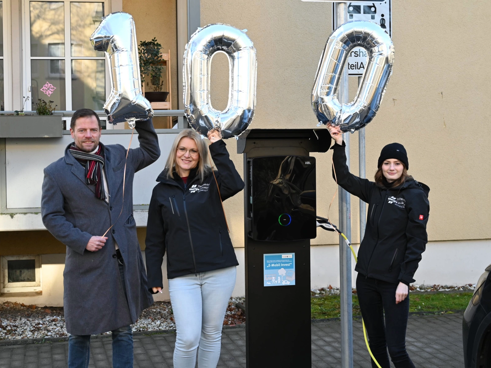 Ortsteilbürgermeister Bastian Stein freut sich gemeinsam mit Djamila Neutert und Laura Auerbach-Gottschall von den Stadtwerken Energie über die 100. öffentliche Ladesäule in Jena (v.l.n.r.).