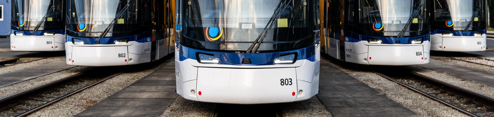 5 Lichtbahnen vor einer Halle auf dem Betriebshof.