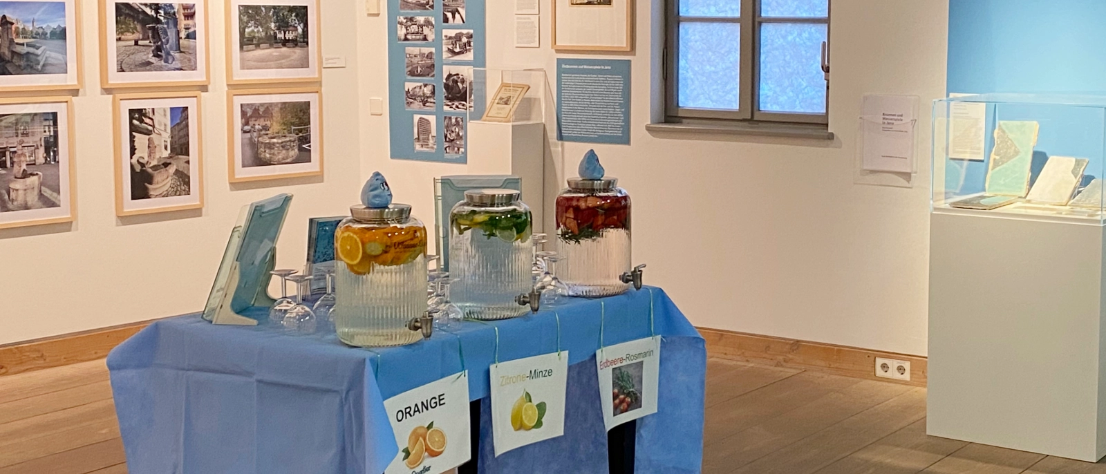 Mit Früchten und Kräutern aromatisiertes JenaWasser zur Verkostung im Stadtmuseum Jena.