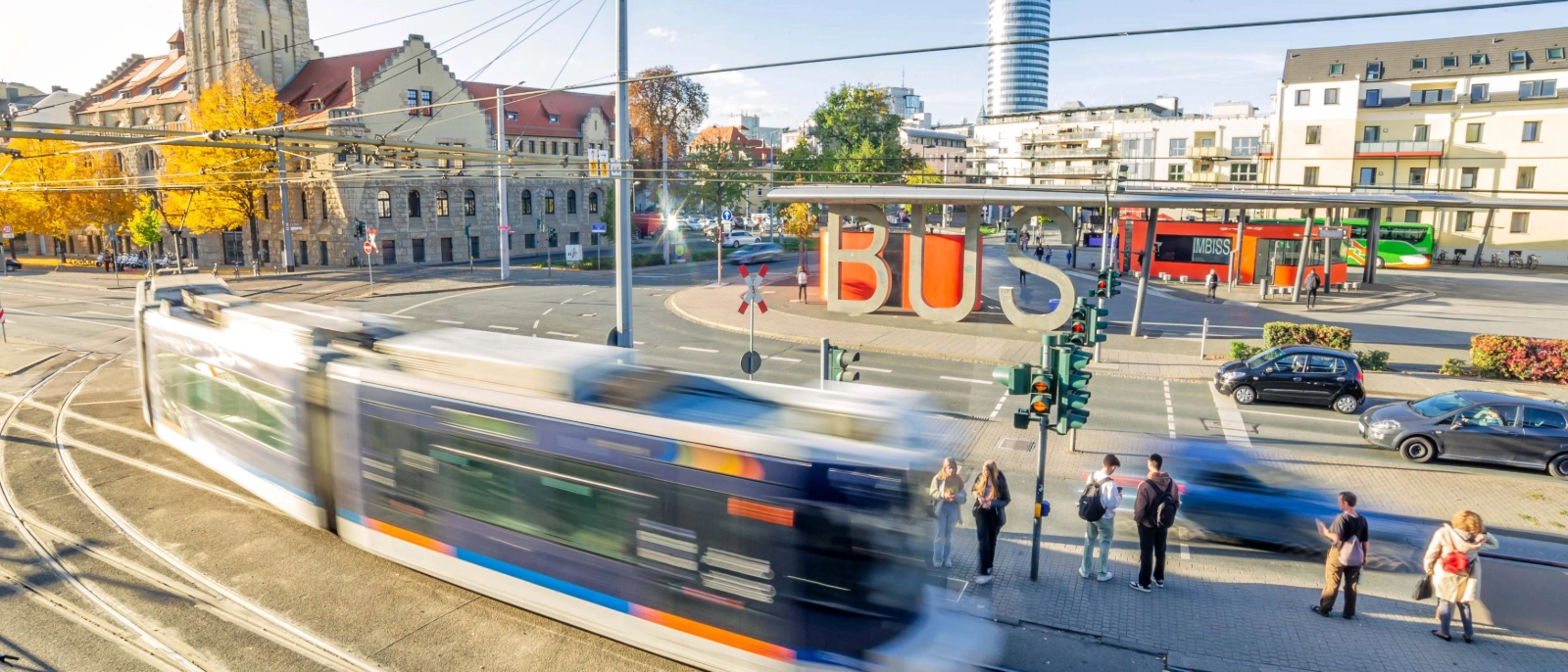 Eine Bahn fährt am Jenaer Busbahnhof vorbei. 