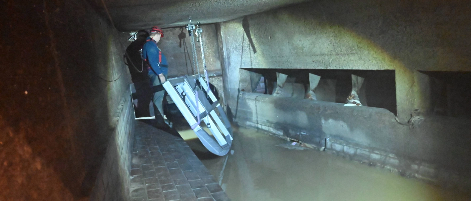 In der vergangenen Nacht hat der Zweckverband JenaWasser in Jena-Nord mit dem Einbau einer ersten digital steuerbaren Kanalklappe in seinen Abwasser-Hauptsammler begonnen. 