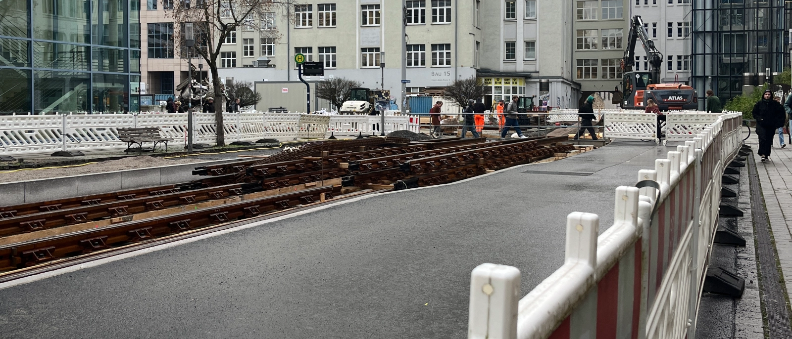 Die umfangreichen Arbeiten für die Straßenbahn am Ernst-Abbe-Platz werden bis ins Jahr 2025 andauern. 