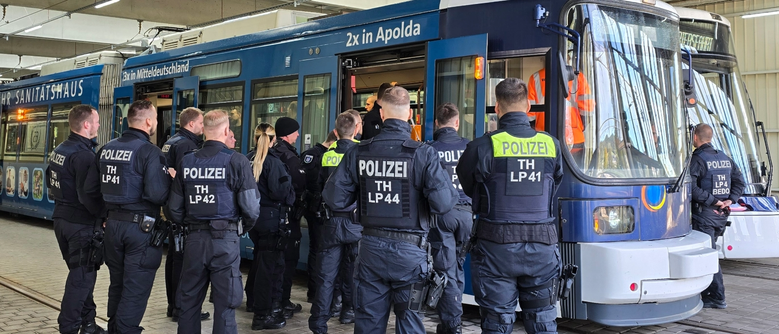 Blaulicht auf dem Betriebshof: Polizei trainiert Einsatzlagen im Nahverkehr 