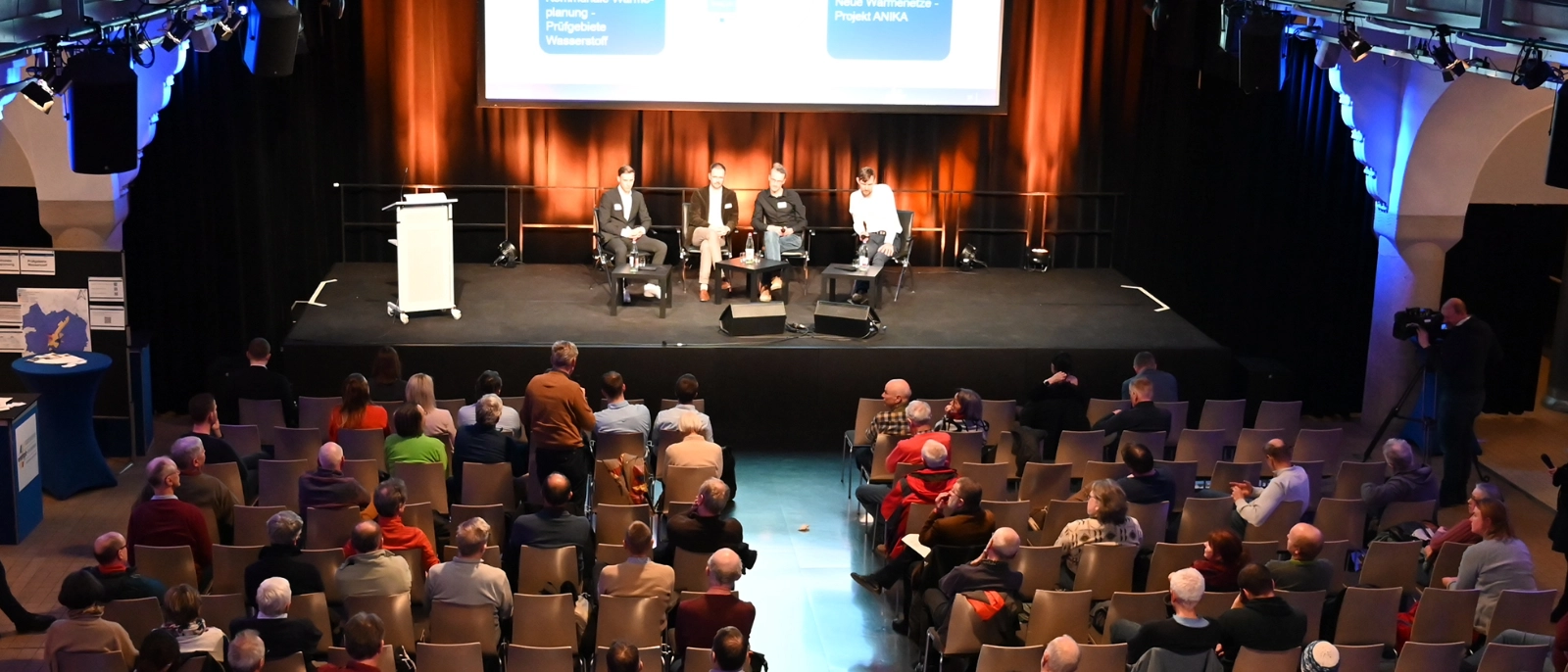 Zu einer mit rund 150 Teilnehmenden gut besuchten Informationsveranstaltung im Volksbad wurde gestern Abend (18. Februar 2025) der Entwurf der Kommunalen Wärmeplanung für Jena der Öffentlichkeit vorgestellt.