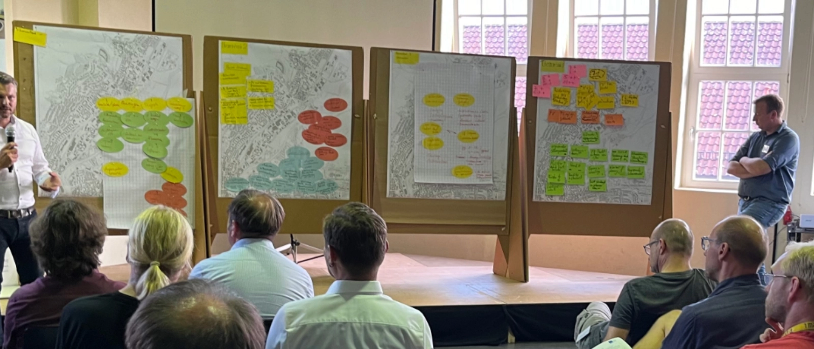 Am Thementisch der Stadtwerke Jena drehte sich alles um die CO2-neutrale Wärmeversorgung. Christoph Kindt, Bereichsleiter Energiedienstleistungen und Erzeugung, präsentiert das Projekt „ANIKA“ 