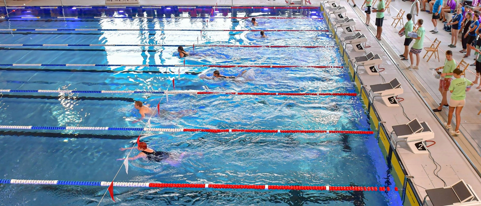 Athletinnen und Athleten beim Wettkampf im Schwimmparadies 