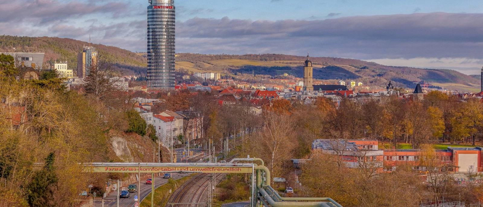 Dampfnetzrohre über der Kahlaischen Straße