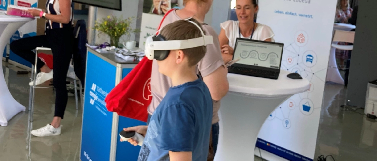 Ausgestattet mit einer VR-Brille können Sie im Telemedizinraum des Smarten Quartiers Jena-Lobeda mit „Ärzten“ ins Gespräch kommen und die Technologien von morgen hautnah erleben. 