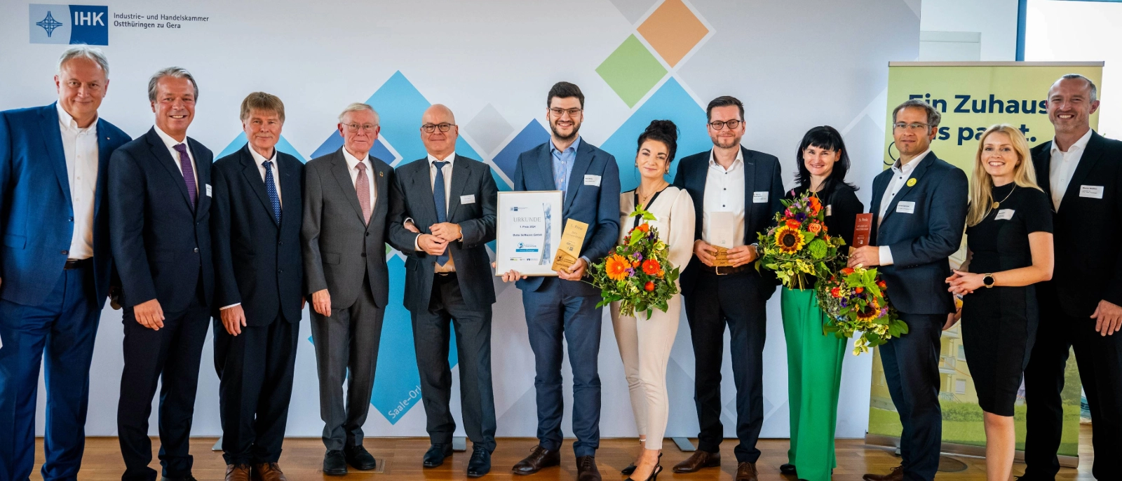 Schirmherr Bundespräsident a. D. Prof. Dr. Horst Köhler (4.v. l.) an der Seite von IHK-Präsident Dr. Ralf-Uwe Bauer (3.v.l.) und IHK-Hauptgeschäftsführer Peter Höhne (5.v.l.) zusammen mit den Vertretern der drei prämierten Unternehmen und der drei Preisstifter 2024 bei der Prämierungsveranstaltung „Unternehmen mit Verantwortung“ am 12. September 2024 in Gera.