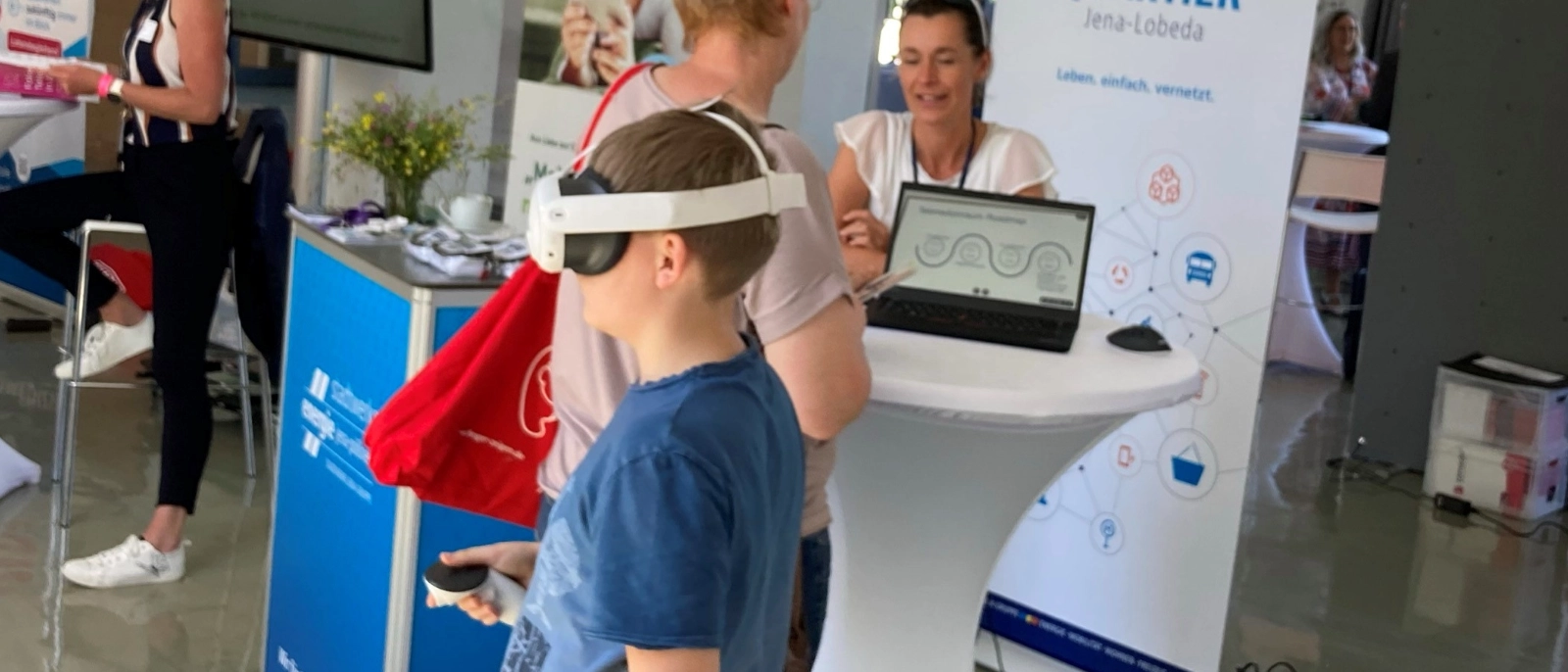 Ausgestattet mit einer VR-Brille können Sie im Telemedizinraum des Smarten Quartiers Jena-Lobeda mit „Ärzten“ ins Gespräch kommen und die Technologien von morgen hautnah erleben. 