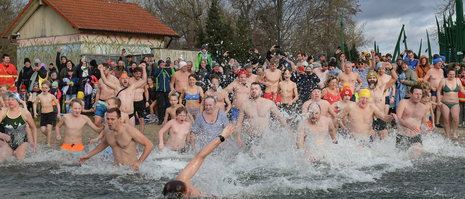   Ab ins kühle Nass! Das nächste Neujahrsschwimmen im Jenaer Südbad steht an.