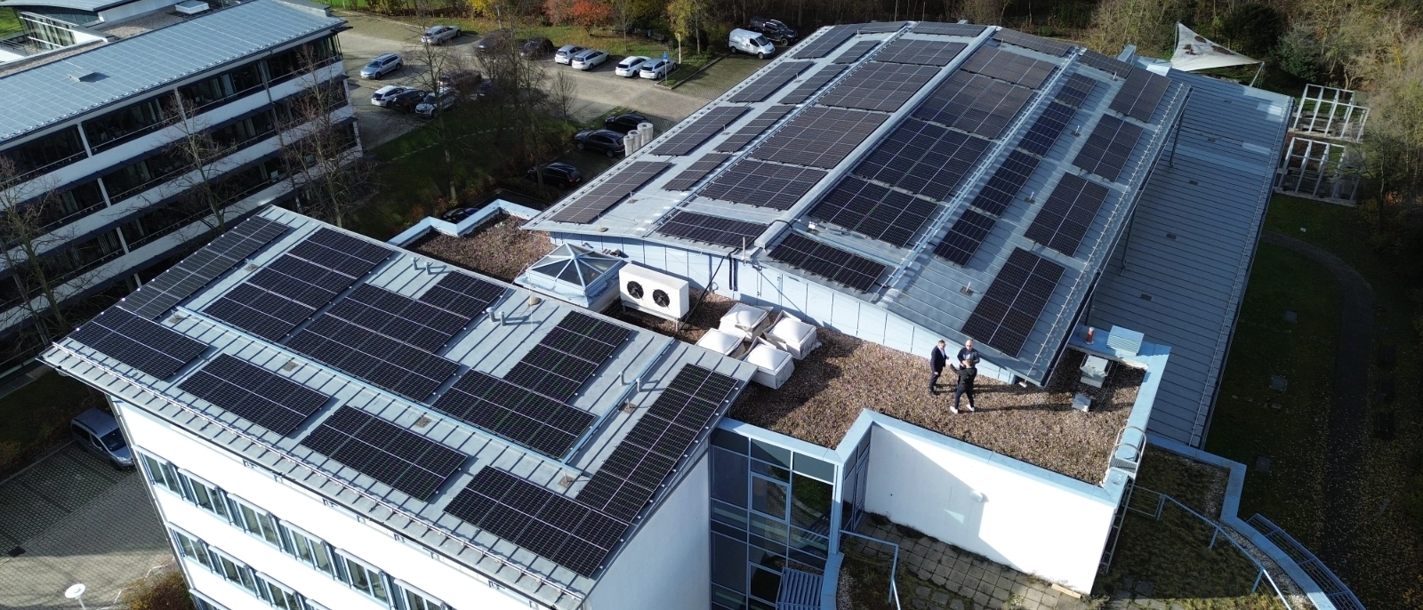 Die neue Photovoltaikanlage auf dem Bildungszentrum der Industrie- und Handelskammer (IHK) Ostthüringen in Gera wurde offiziell eingeweiht. 