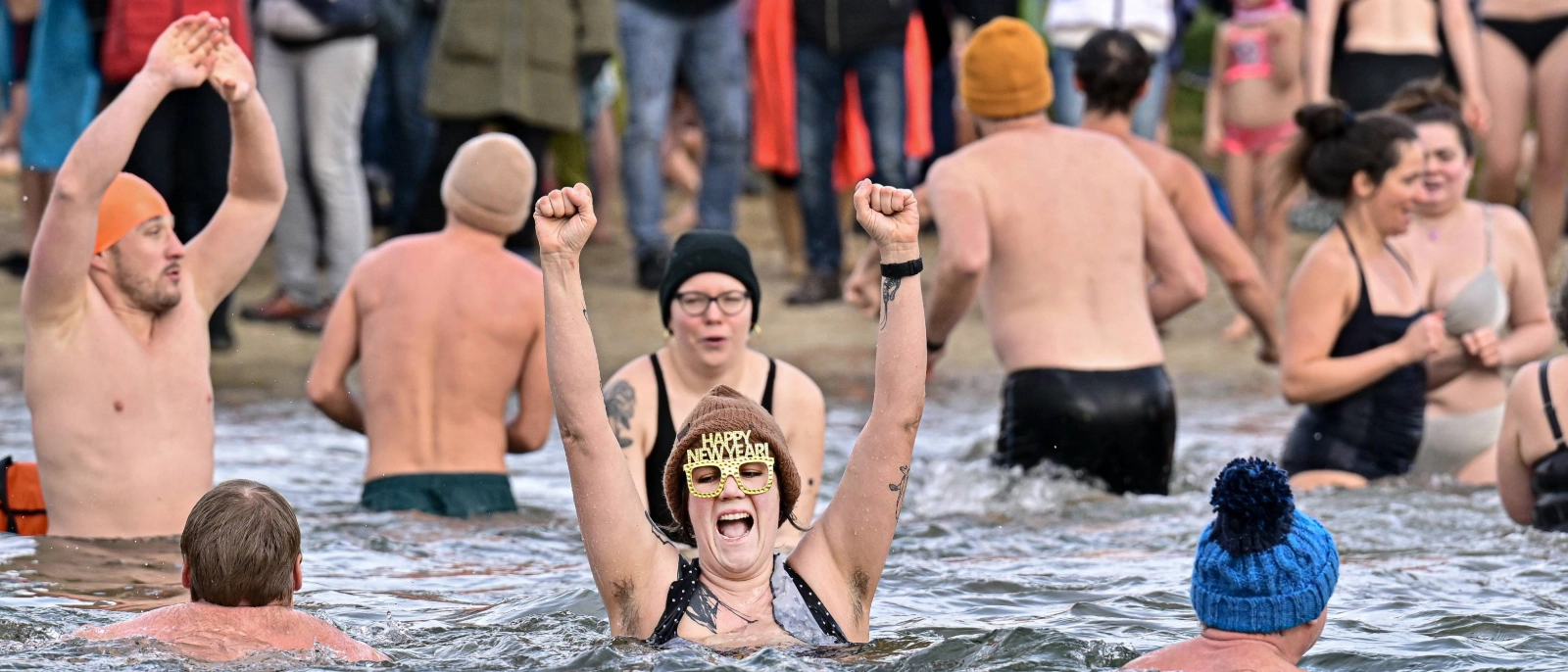 Neujahrsschwimmen 2025 im Südbad: Hunderte mutige Schwimmer trotzen der Kälte 