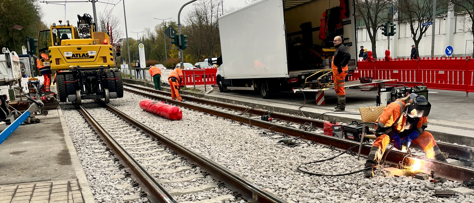 Der Jenaer Nahverkehr führt innerhalb von nur fünf Tagen eine umfassende Sanierung der Gleise am Bahnübergang Stadion durch.