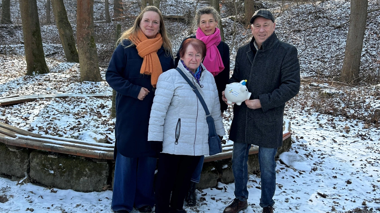 Übergabe der Stadtwerke-Spendengelder am Sängerplatz (v.l.n.r.): Tina Schnabel von den Stadtwerken, Liselotte Arndt vom Bürgerverein Winzerla, Alice Grosse von den Stadtwerken und Wolfgang Zeise vom Bürgerverein Winzerla. 