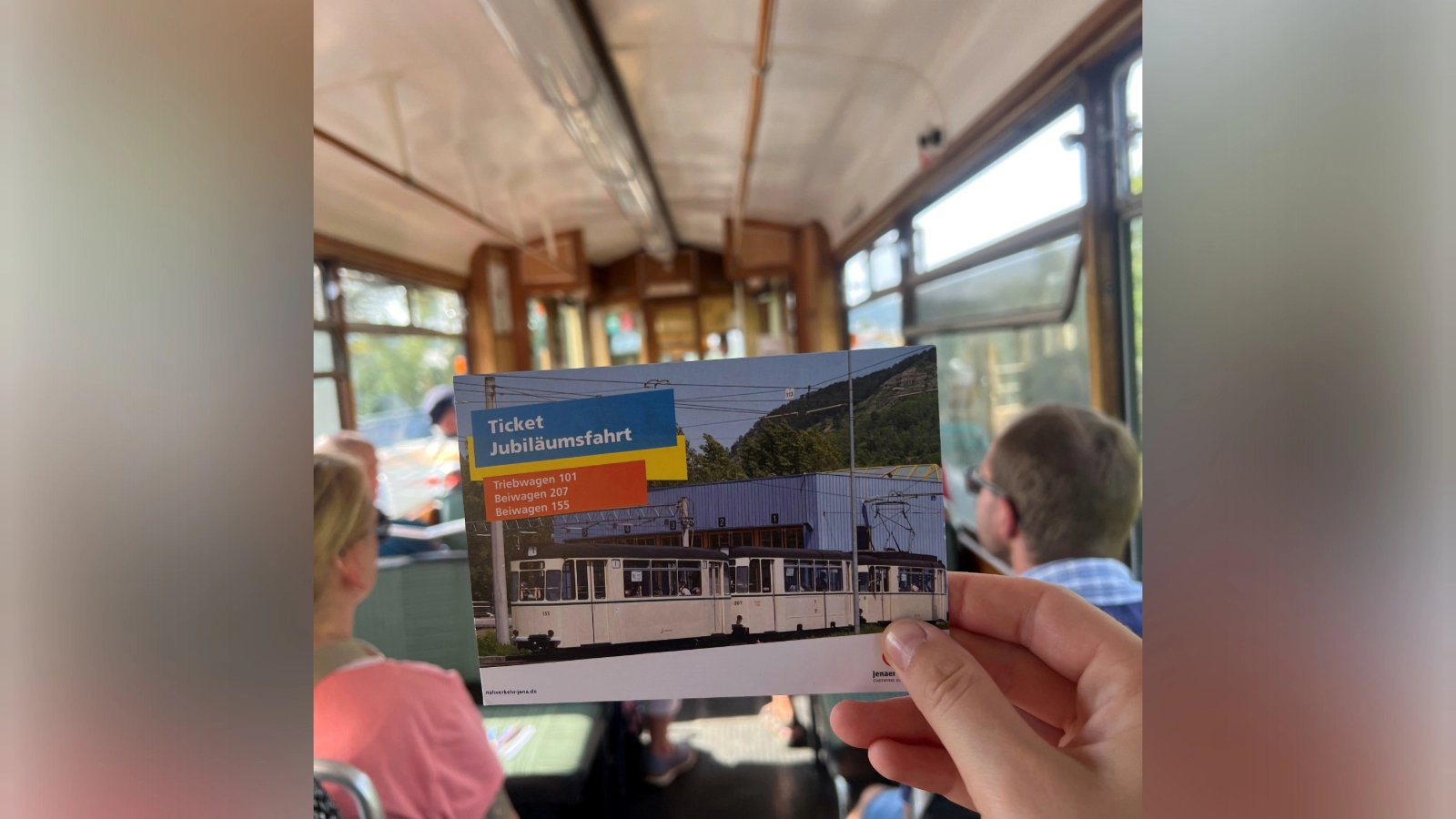 Ticket der Jubiläumsfahrt im Innenraum einer historischen Straßenbahn