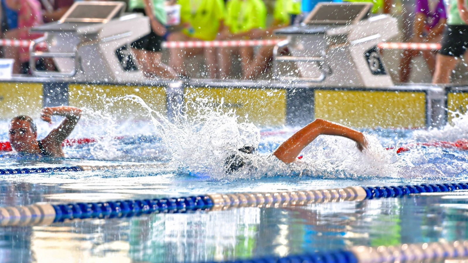 Athletinnen und Athleten beim Wettkampf im Schwimmparadies 