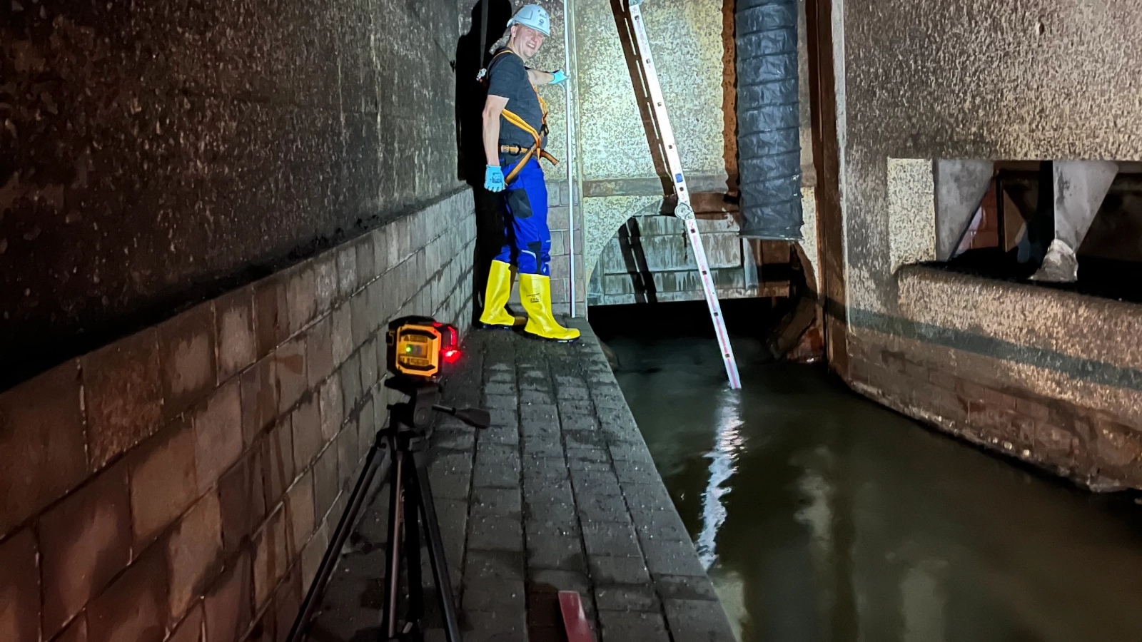 Man ahnt es: Zwischen 2 und 5 Uhr schläft die ganze Stadt - und betätigt selten die Klospülung oder den Wasserhahn. Entsprechend „trocken“ sind um diese Zeit auch unsere Abwasserkanäle.