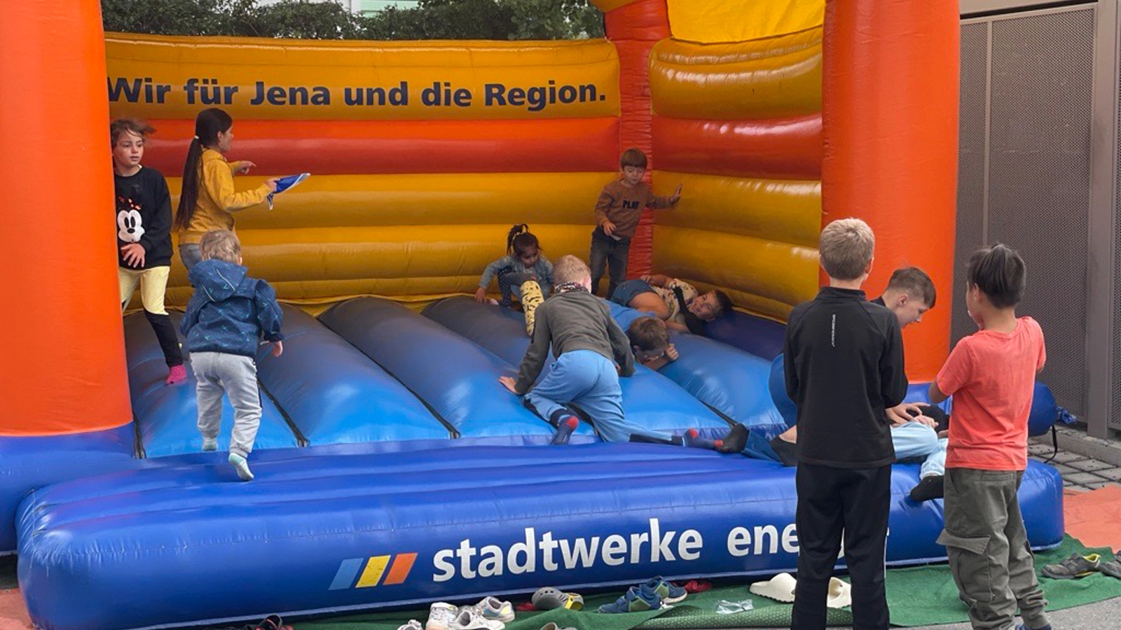 Kinder auf einer Hüpfburg auf dem Mieterfest des Smarten Quartiers 2024 in Jena-Lobeda