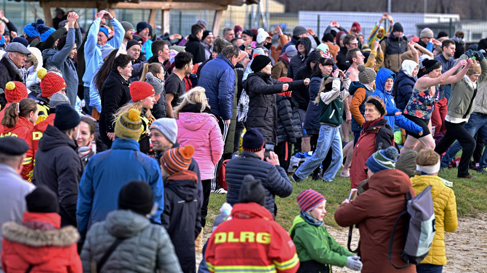 Das 5. Neujahrsschwimmen im Jenaer Südbad lockte am 1. Januar beeindruckende 1.842 Gäste an den Schleichersee. 