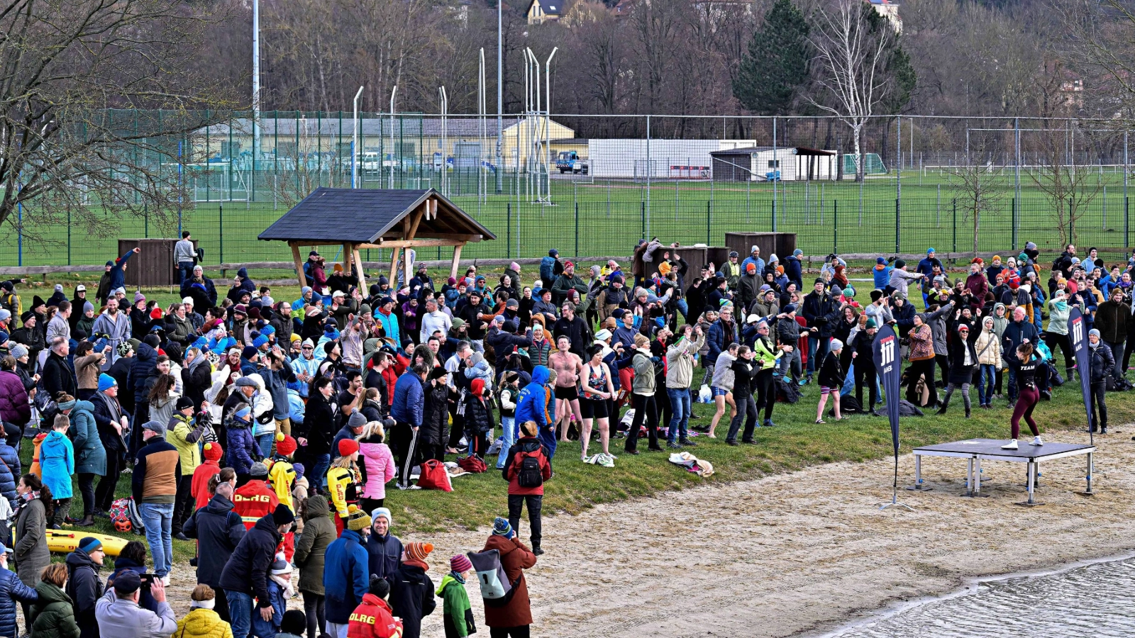 Neujahrsschwimmen 2025 im Südbad: Hunderte mutige Schwimmer trotzen der Kälte 