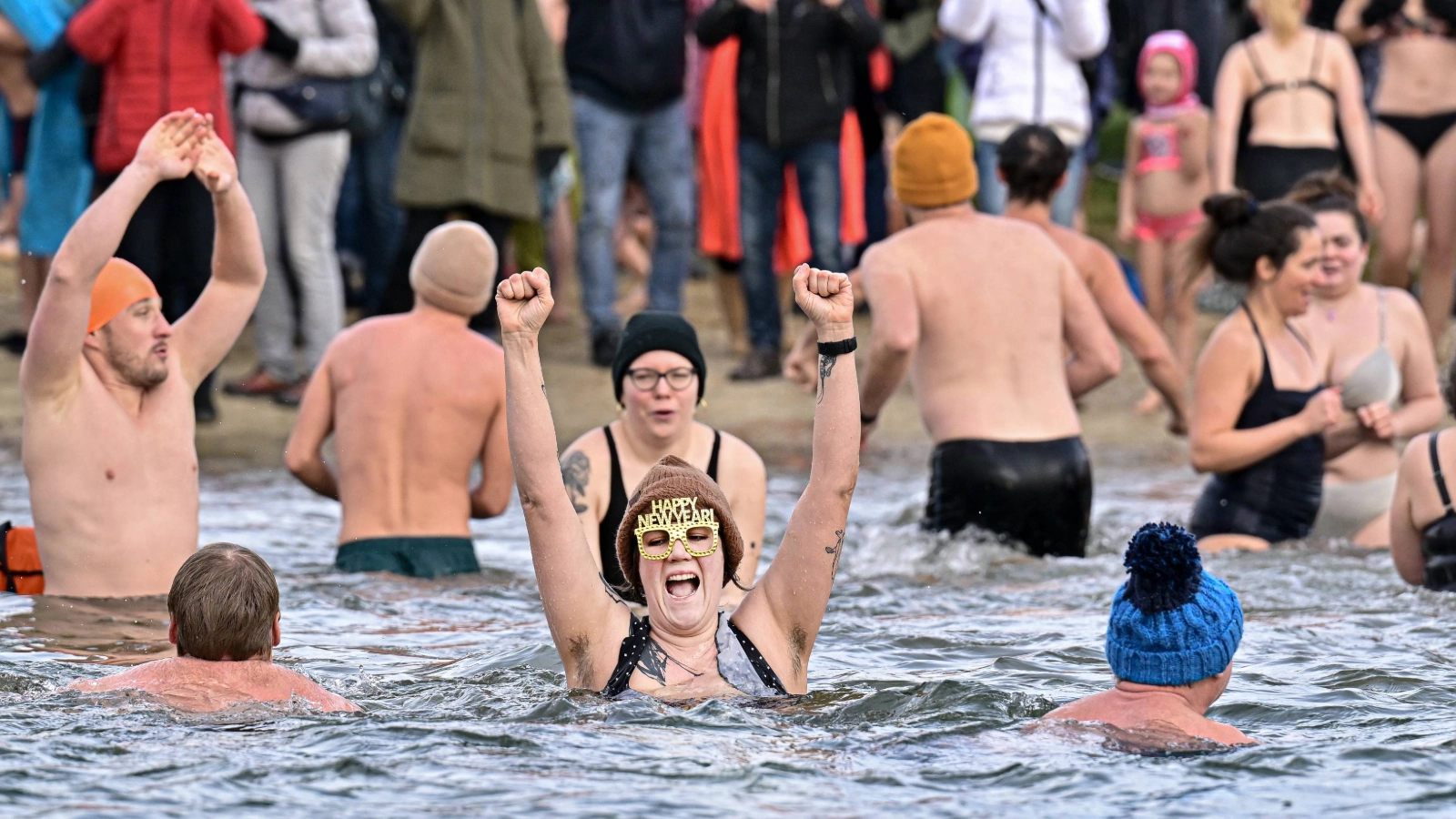 Trotz knackiger vier Grad Wassertemperatur wagten sich 600 mutige Schwimmerinnen und Schwimmer in die eisigen Fluten. 