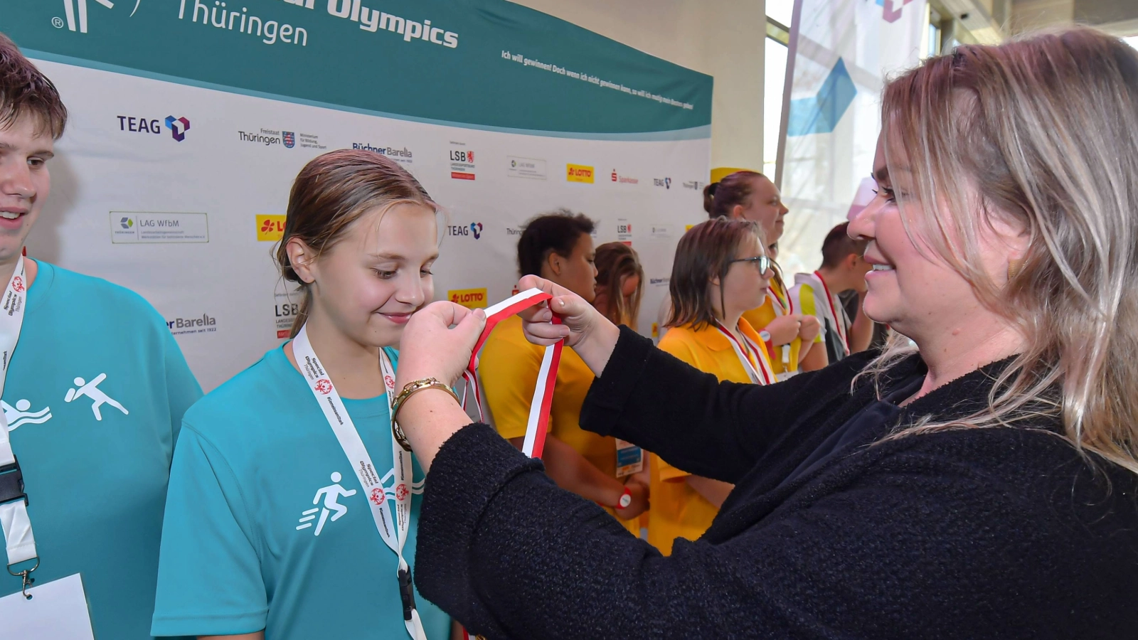 Medaillenübergabe an die Gewinner durch die Geschäftsführerin der Jenaer Bäder, Susan Zetzmann 