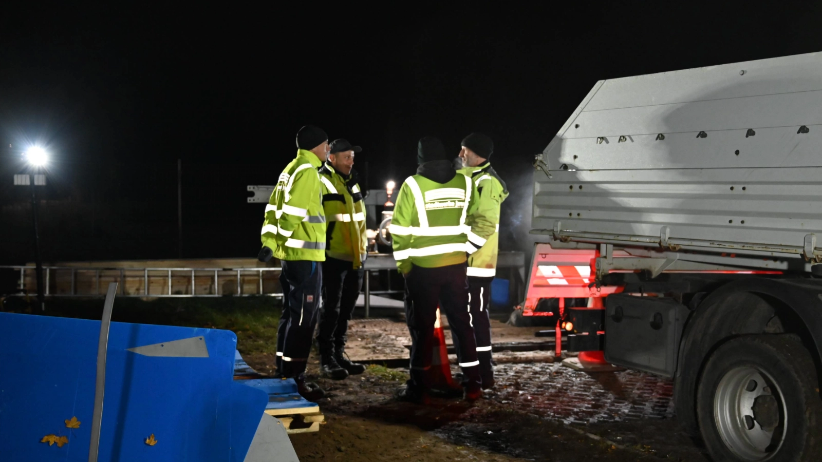 Gearbeitet wird zunächst nur nachts und am frühen Morgen, weil dann der Durchfluss durch den Abwasserkanal am geringsten ist. 