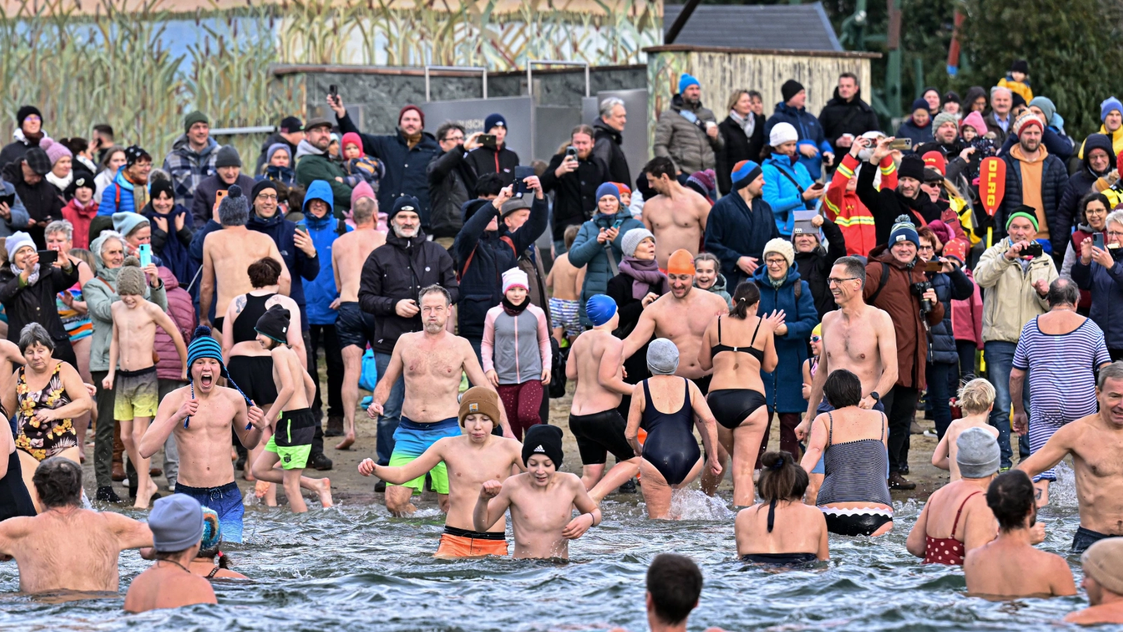 Was für ein Start ins neue Jahr! Das 5. Neujahrsschwimmen im Jenaer Südbad lockte am 1. Januar beeindruckende 1.842 Gäste an den Schleichersee. 