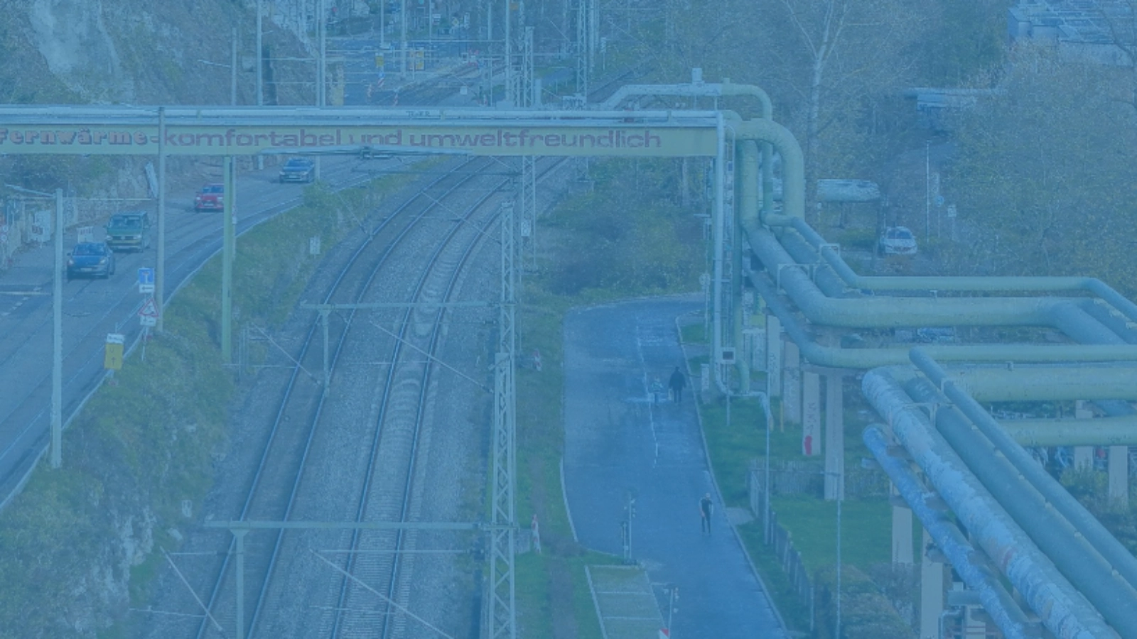 Dampfnetzleitungen von oben über die Kahlaische Straße führend