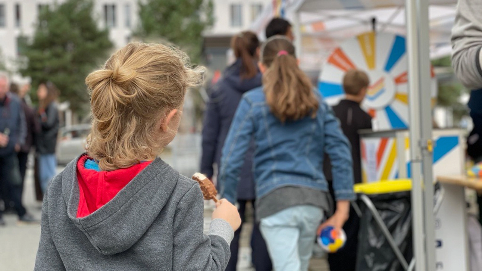 Personen auf dem Mieterfest des Smarten Quartiers 2024 in Jena-Lobeda