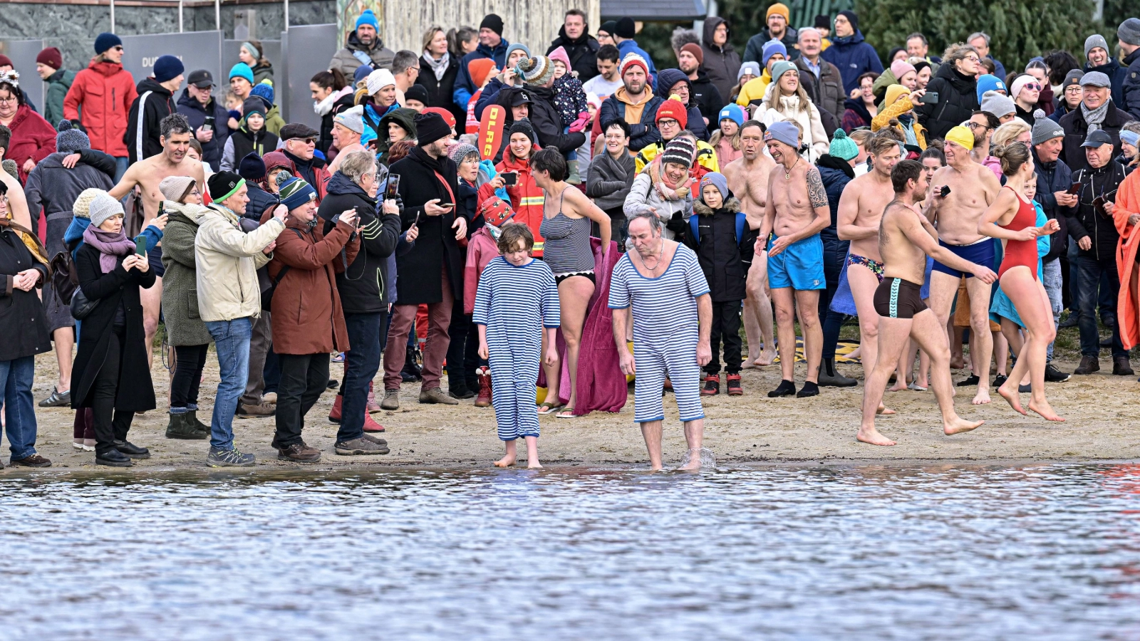 Trotz knackiger vier Grad Wassertemperatur wagten sich 600 mutige Schwimmerinnen und Schwimmer in die eisigen Fluten. 