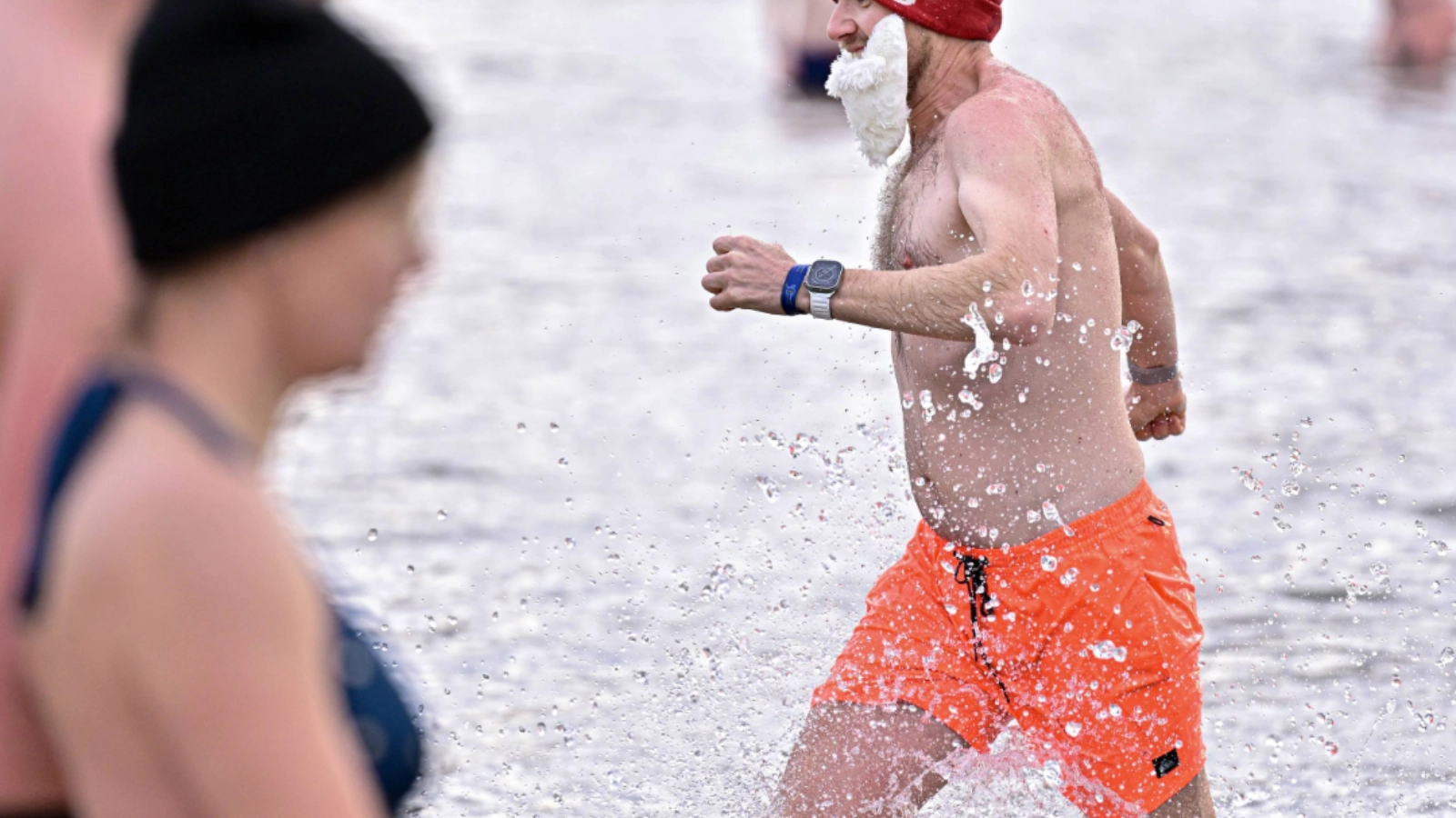 Trotz knackiger vier Grad Wassertemperatur wagten sich 600 mutige Schwimmerinnen und Schwimmer in die eisigen Fluten. 