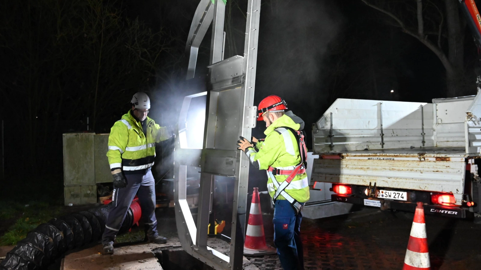 Mit einem Kran wird die ab Werk vorgefertigte, drei Meter breite Kanalklappe in den Hauptsammler eingehoben: Angesichts der nur zur Verfügung stehenden Einstiegsluke eine echte Zentimetersache.