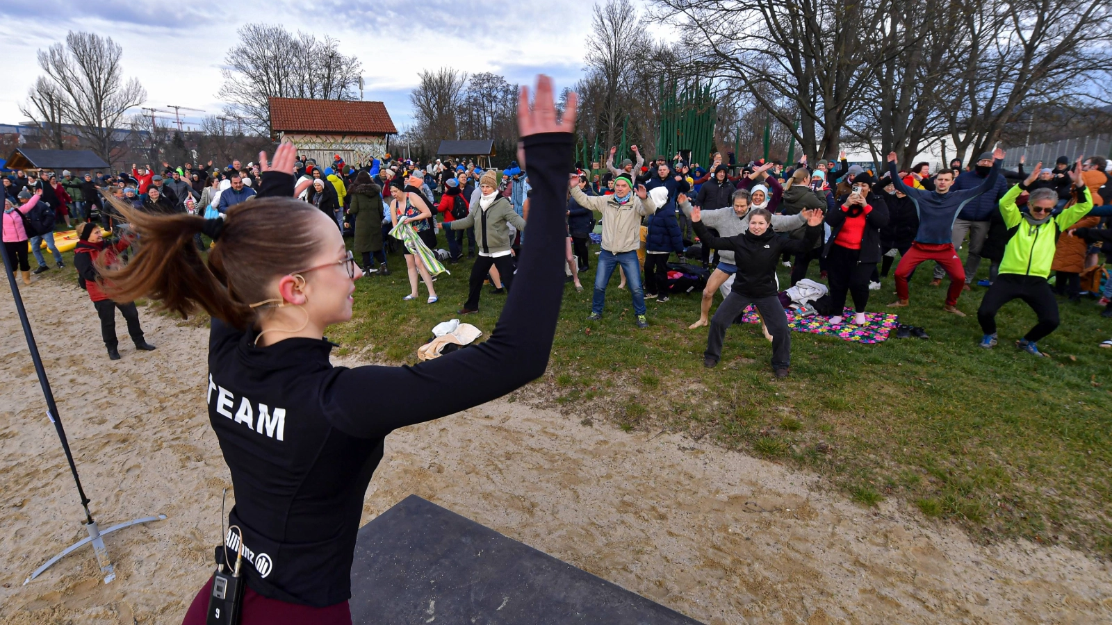 Auch abseits der Fluten wurde einiges geboten: Ein dynamisches Warm-up mit CleverFit brachte die Anbader in Bewegung.