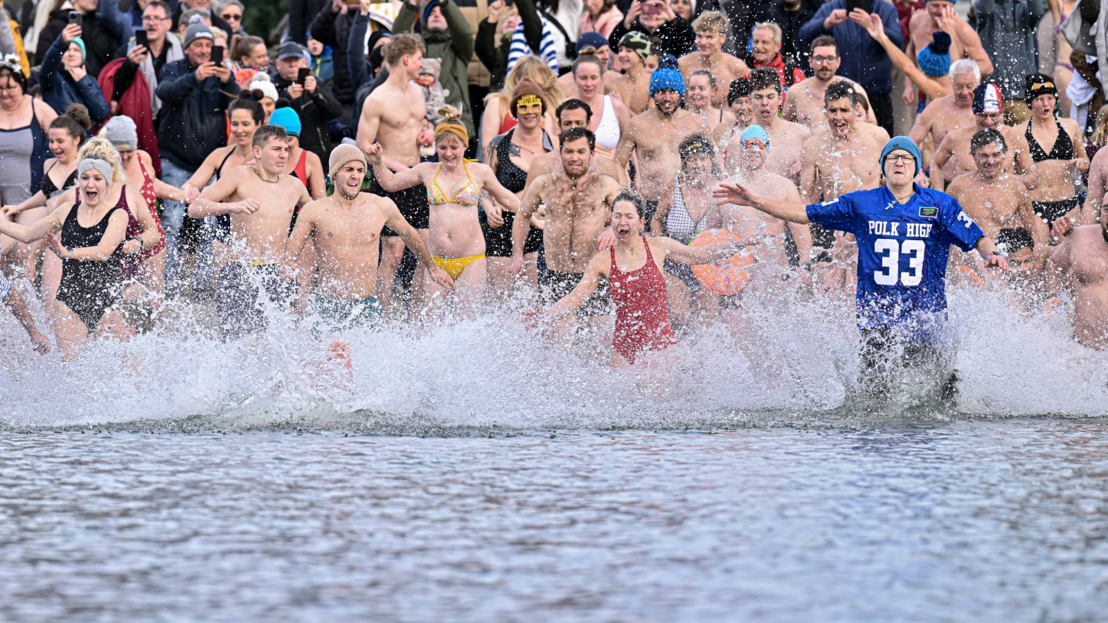 Trotz knackiger vier Grad Wassertemperatur wagten sich 600 mutige Schwimmerinnen und Schwimmer in die eisigen Fluten. 