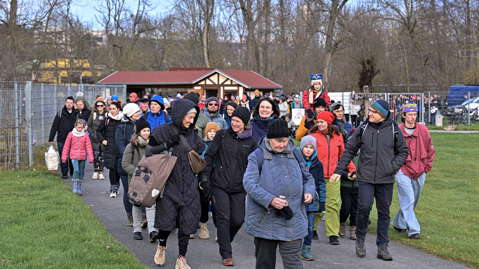 Das 5. Neujahrsschwimmen im Jenaer Südbad lockte am 1. Januar beeindruckende 1.842 Gäste an den Schleichersee. 