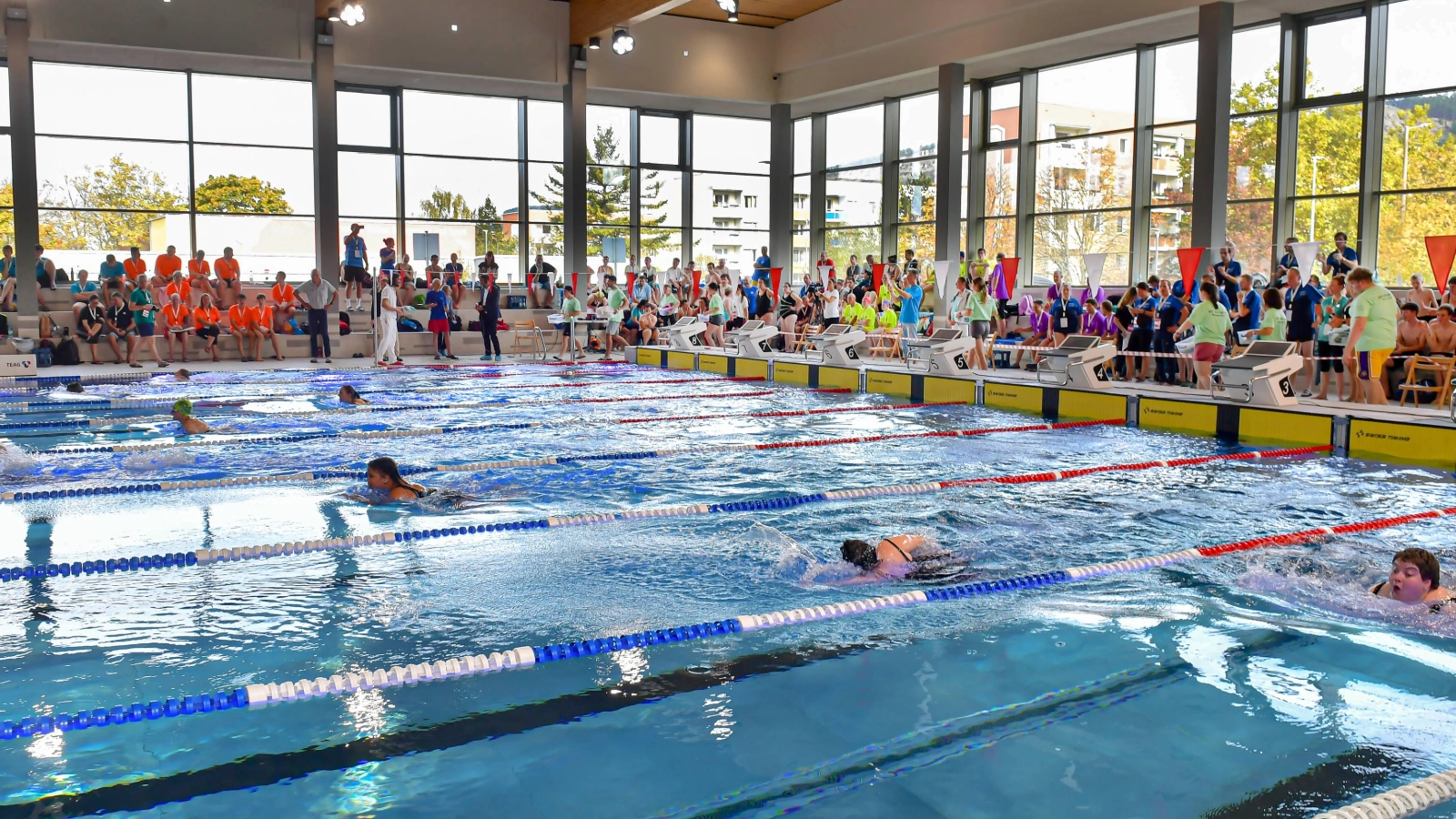 Circa 180 Athletinnen und Athleten aus ganz Thüringen traten in verschiedenen Schwimmdisziplinen an und zeigten dabei beeindruckenden Kampfgeist und Freude am Sport. 