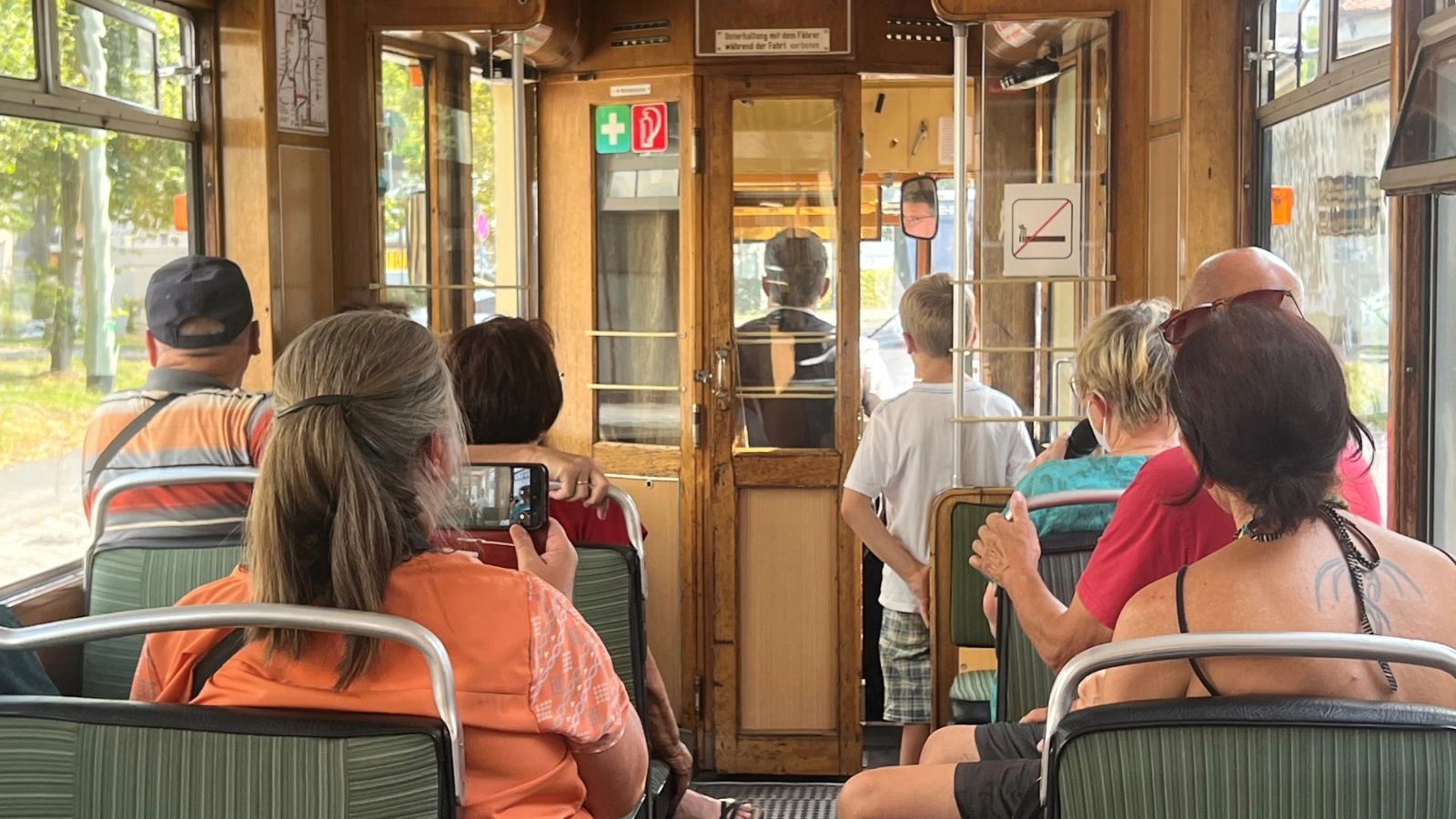 Dreiwagenzug, Innenraum mit Fahrgästen