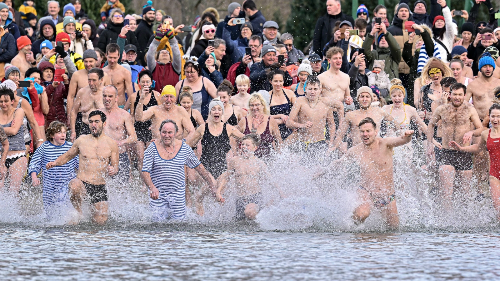 Trotz knackiger vier Grad Wassertemperatur wagten sich 600 mutige Schwimmerinnen und Schwimmer in die eisigen Fluten. 