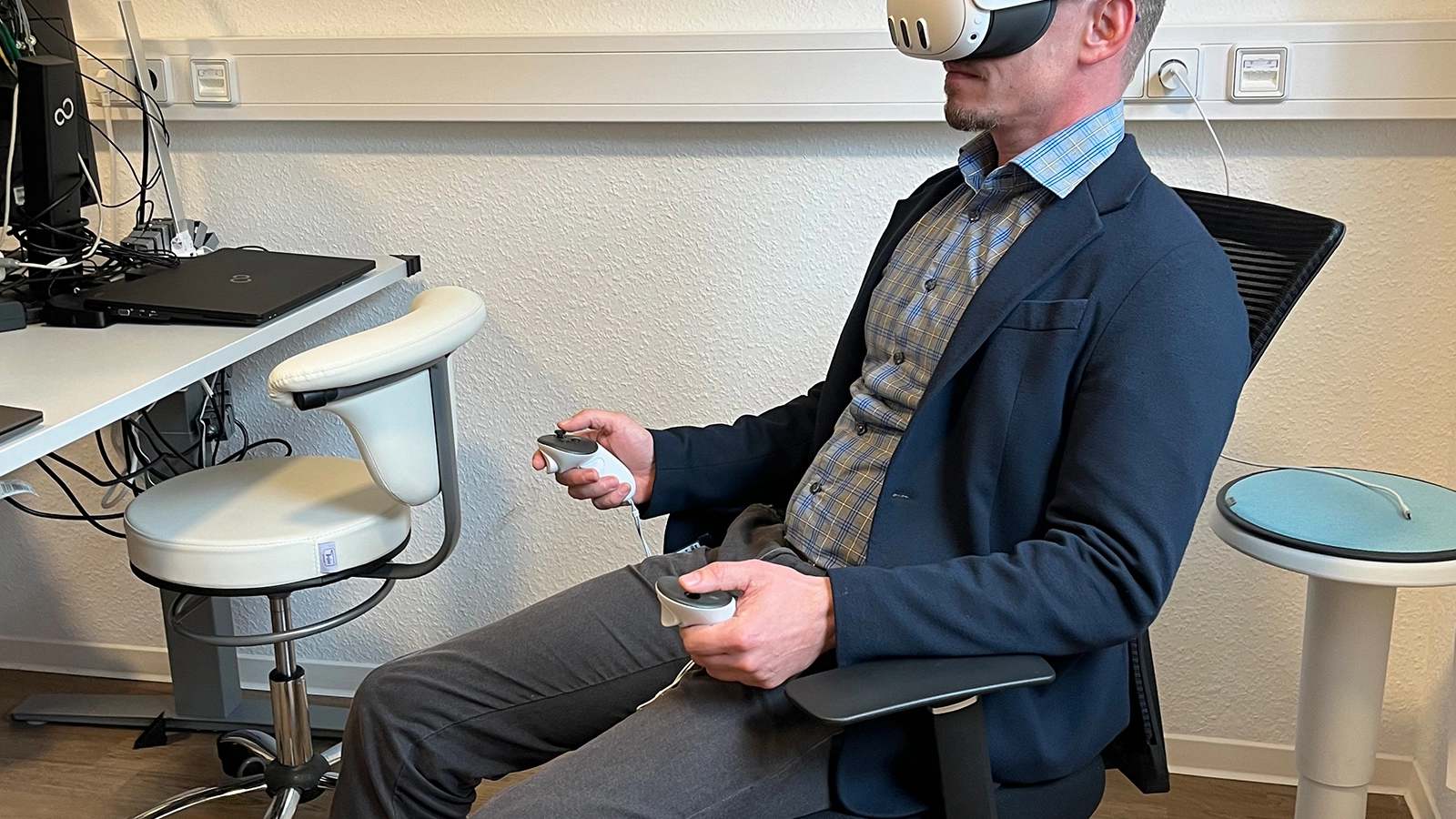 Eine Person mit einer VR-Brille im Telemedizinraum des Smarten Quartiers