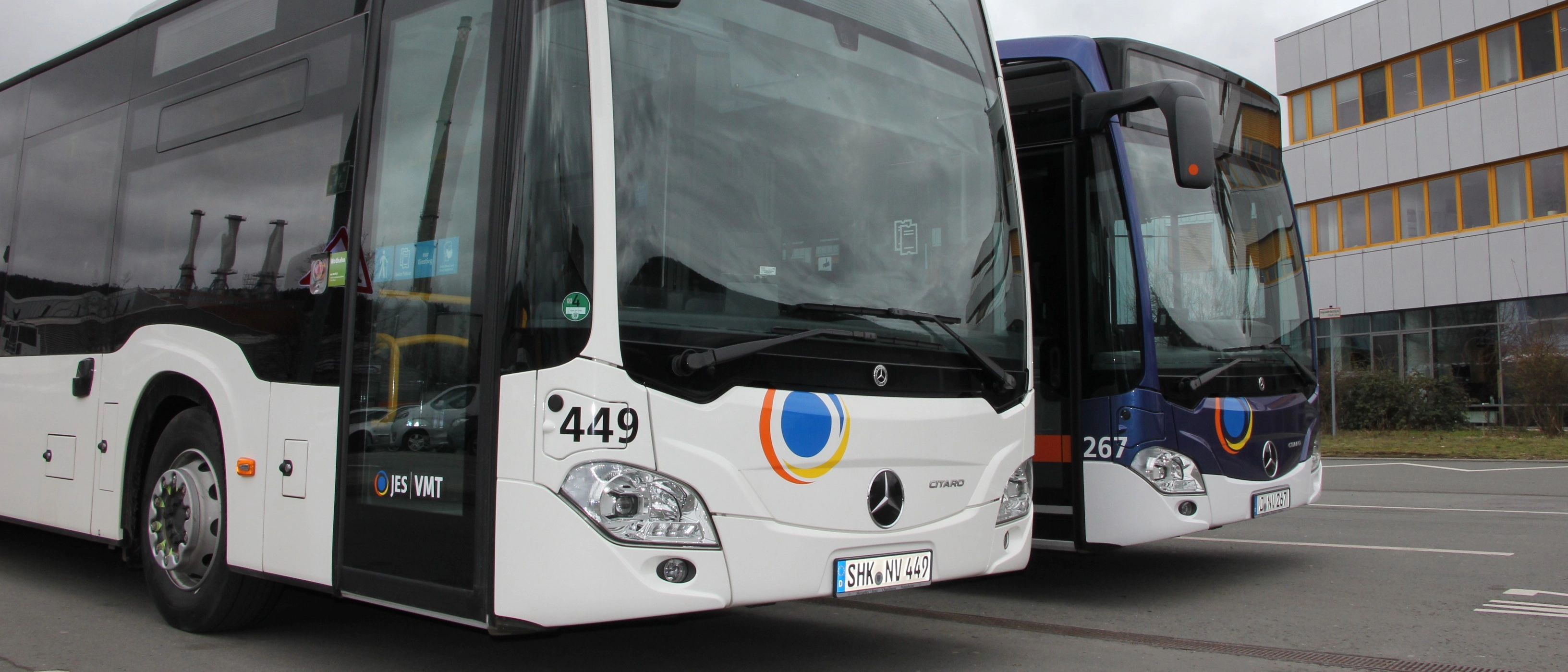 Zwei Busse stehen auf dem Betriebshof.