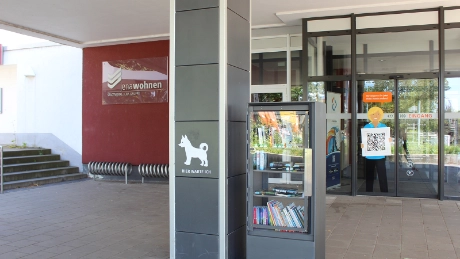 Bücherschrank zieht vor Service-Center Lobeda 
