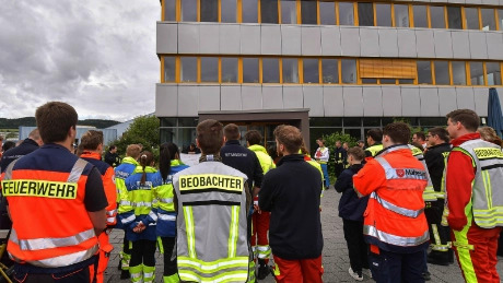 Rettungskräfte üben Notfall auf dem Betriebshof des Jenaer Nahverkehrs