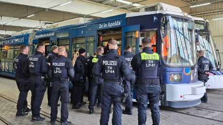 Blaulicht auf dem Betriebshof: Polizei trainiert Einsatzlagen im Nahverkehr 